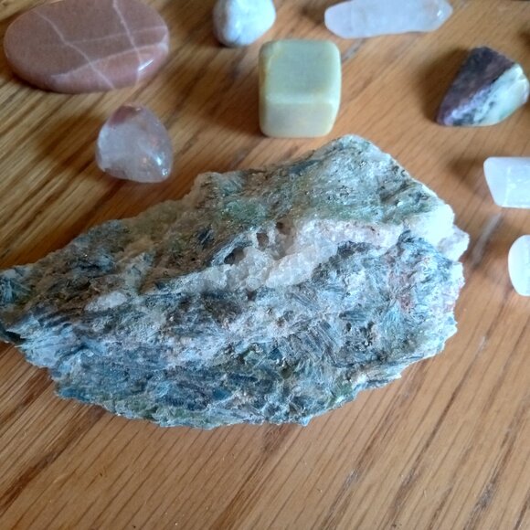 Lot of crystals! Selenite hexagon, pendants, heart worry stone - Picture 5 of 6